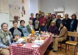 La vicesindaca e assessora ai ai Servizi Sociali Beatrice Aimar insieme al gruppo del laboratorio 